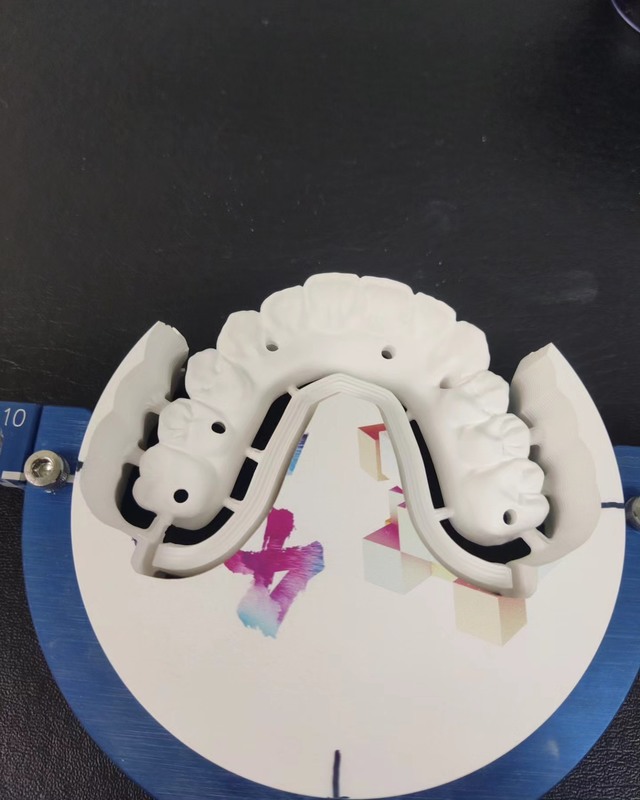 43%-57% Translucidez 700-1200 MPa Resistência à Flexão YUCERA Dental 98mm Open System CAD/CAM 4D Pro Multilayer Zirconia Block